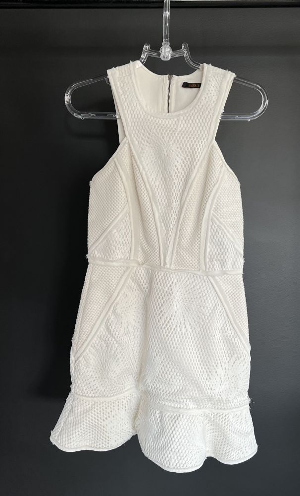 799 - vestido branco com tecido grosso trabalhado Imagem 1