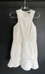 799 - vestido branco com tecido grosso trabalhado