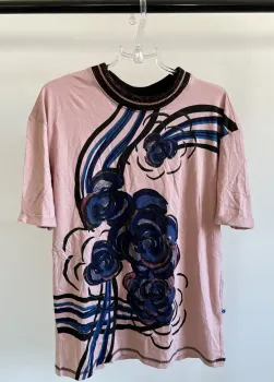 H45 - camiseta rose com estampa florida azul marinho e preto - PatBo para Hering (produto novo, doado pela marca)