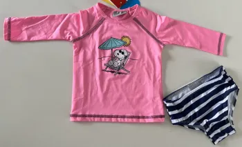 H187 - conjunto de piscina com calcinha listrada e camiseta rosa de manga longa com desenho do Snoopy tomando sol - camiseta com protetor solar 50 - infantil (produto novo, doado pela marca)