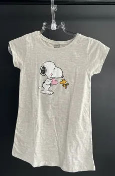 H222 - vestido cinza com Woodstock e Snoopy segurando coração - infantil (produto novo, doado pela marca)